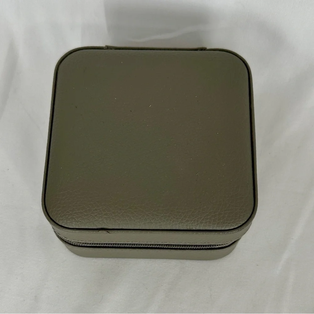 Vlando - Macaron - Portable Travel Jewelry Gray Zippered Box - NWOT